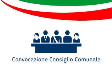Rappresentazione grafica di un tavolo consiliare, a cui sono sedute cinque persone,  due donne e tre uomini, uno dei quali con fascia che lo identifica come sindaco. Il disegno è blu scuro su fondo bianco. in alto a destra sono presenti tre strisce rappresentanti il tricolare, una verde una bianca e una rossa.