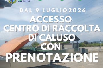 Fotografia del centro di raccolta di Caluso con i cassoni per il conferimento dei rifiuti. In alto sono presenti i loghi del Comune di Caluso e della Società Canavesana Servizi, con i recapiti dell'azienda. Al centro compare la scritta: "Dal 9 luglio 2026 accesso centro di raccolta di Caluso con prenotazione".