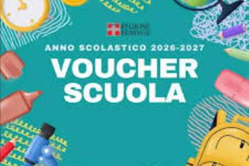 Grafica promozionale su sfondo turchese dedicata ai Voucher Scuola per l'anno scolastico 2026-2027. Al centro compare la scritta in bianco "Voucher Scuola", con l'indicazione dell'anno scolastico e il logo della Regione Piemonte. L'immagine è incorniciata da illustrazioni di materiale scolastico e didattico, tra cui uno zaino giallo, un microscopio, un mappamondo, un orologio, matite, pennarelli, una gomma e altri strumenti per lo studio.