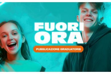 Grafica promozionale con un ragazzo e una ragazza sorridenti su sfondo azzurro/neon. Al centro compare il testo "FUORI ORA" in bianco e, sotto, "PUBBLICAZIONE GRADUATORIE" all'interno di un riquadro arancione.