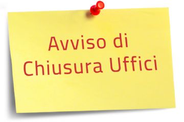 Foglio giallo appeso con puntina rossa recante la scritta in colore rosso "Avviso di Chiusura Uffici"