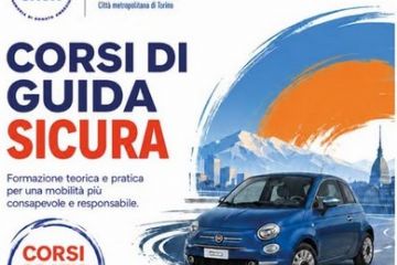 Locandina dei ‘Corsi di guida sicura’ con i loghi SARA e Torino Metropoli. A destra, un’auto blu su una strada stilizzata con lo sfondo delle montagne e della città di Torino. Il testo informa che i corsi offrono formazione teorica e pratica per una mobilità più consapevole e responsabile e che la partecipazione è gratuita