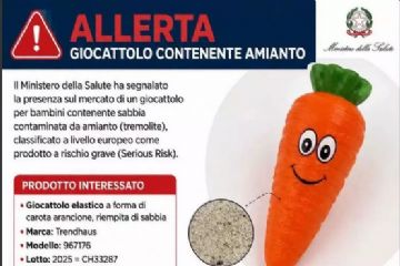 “Avviso del Ministero della Salute sul ritiro di un giocattolo a forma di carota arancione, riempito di sabbia e contaminato da amianto (tremolite). Il prodotto interessato è un giocattolo elastico a forma di carota del marchio Trendhaus, modello 967176, lotto CH33287, codice a barre 4032722967176. L’avviso raccomanda di sospenderne immediatamente l’uso, tenerlo lontano dai bambini, non aprirlo né tagliarlo e verificare la possibilità di restituirlo al venditore. Se il giocattolo è rotto o la sabbia è fuoriuscita, non spazzare né utilizzare aspirapolvere, allontanare le persone dall’area e contattare immediatamente le autorità competenti. Il giocattolo non deve essere smaltito nei normali rifiuti domestici.”